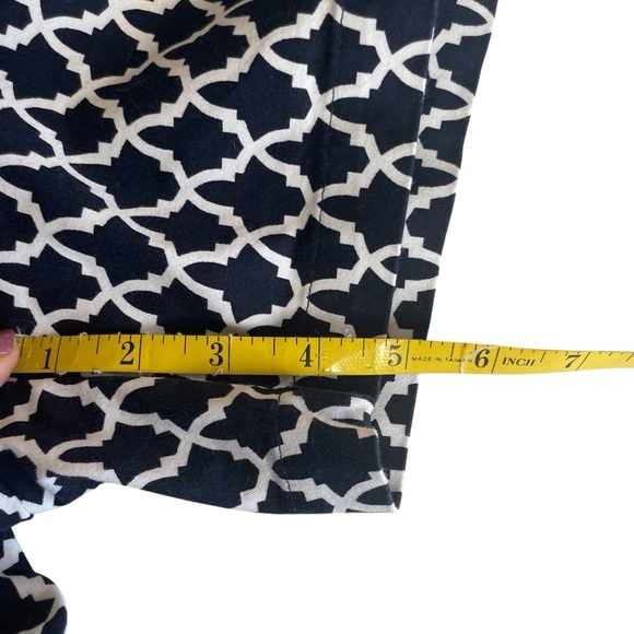 Crown & Ivy Women's Blue White Geometric Print Chino Shorts Size 2 Preppy Beach - Picture 7 of 7